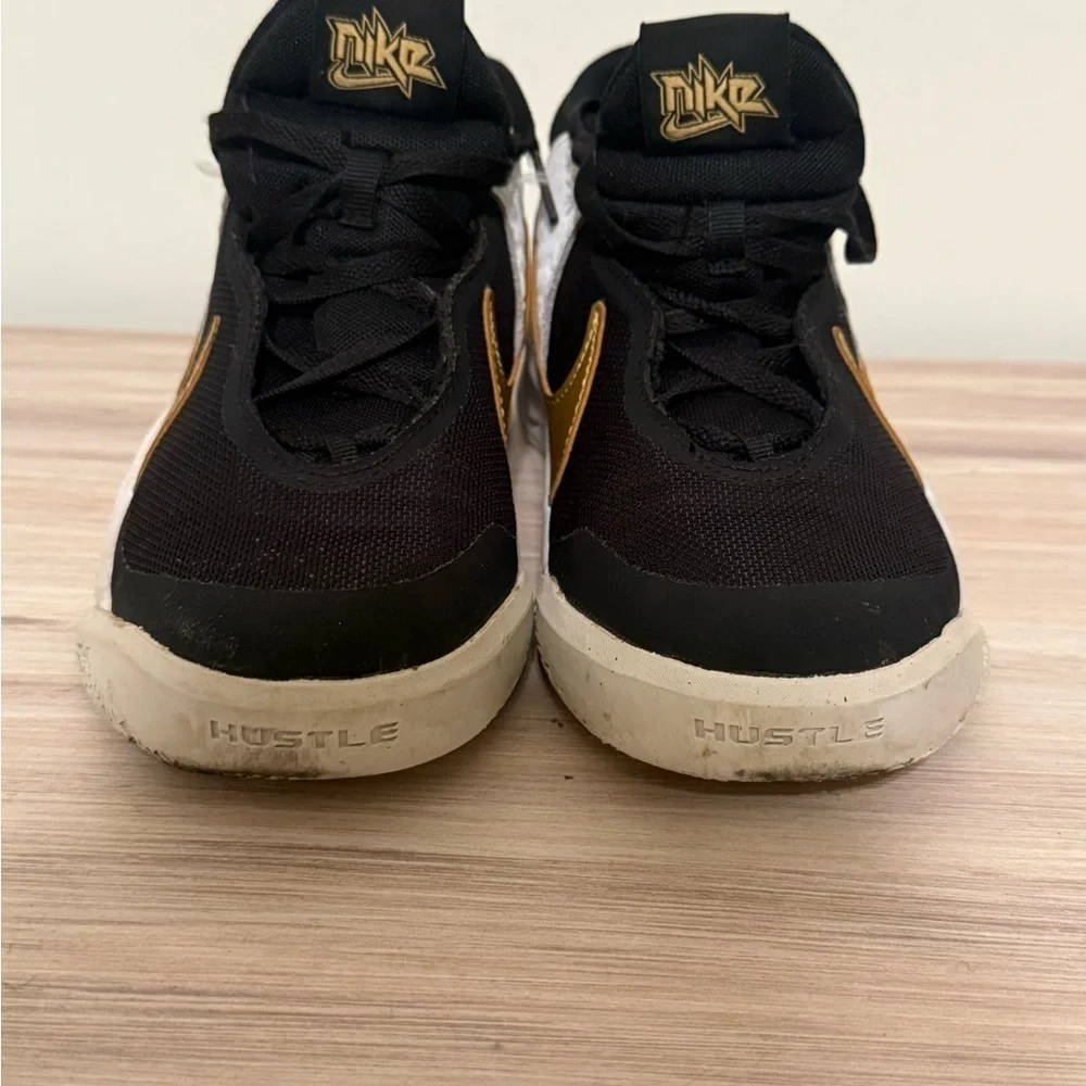 NIKE TEAM HUSTLE D 10 (GS)-CW6735-002 Black/Gold Youth Basketball Shoes Sz 4Y